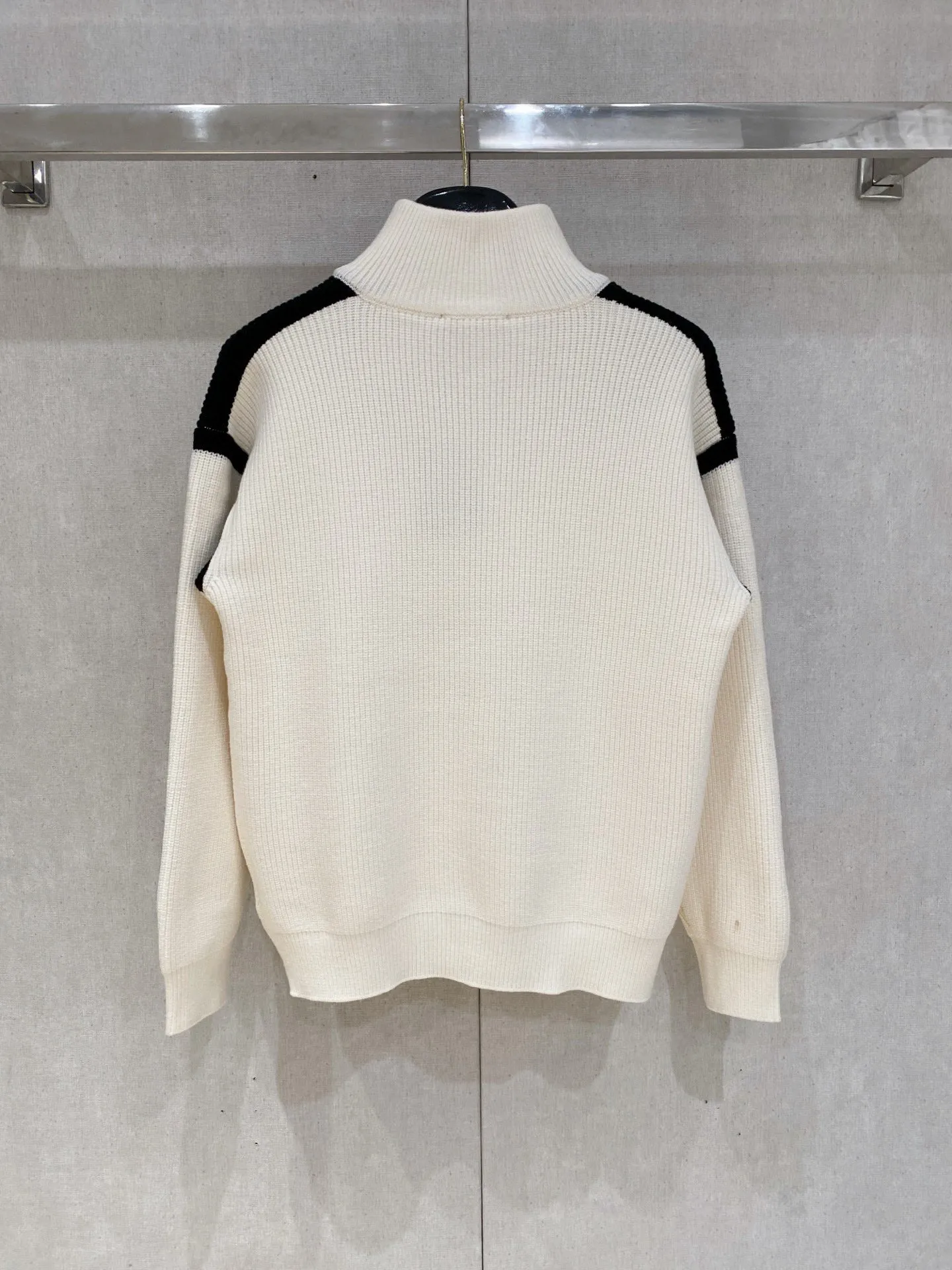 🅿️540 【LV Louis Vuitton】Autumn and winter classic cardigan sweater, in full condition! ! ! Wool blended fabric, the latest model in 2025, golden ratio! ! Slim-fitting soft gold, versatile and practical item, the combination and practicality are extremely powerful, simple and elegant, and classy! To create your own style, it is highly recommended to buy it in two colors. The standard slim fit tailoring process is suitable for both young and old men. It is knitted from wool and will not cause any discomfort! While keeping warm, it is stylish, textured and wearable, and the classic logo with contrasting colors on the chest feels in place! ! Recommended for regular customers! ! Size M-3XL (maximum wear: 190 pounds)